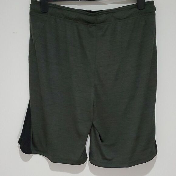 𝅺reebok olive green 35 Waist athletic shorts - Picture 4 of 7